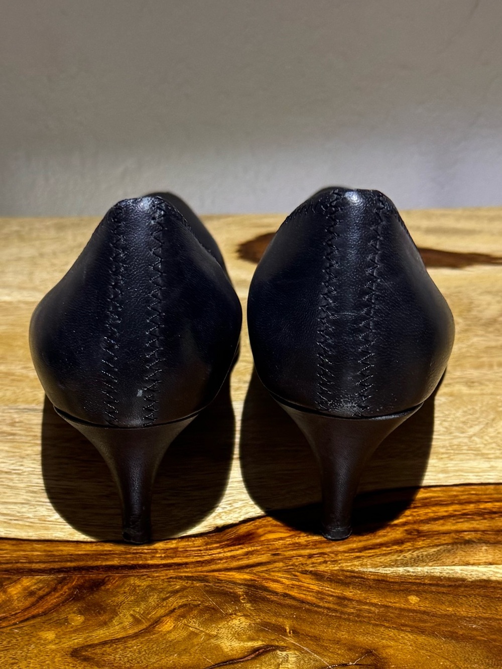 Tahari Blake Classic Black Women's Pump - size 7M Leather Low Heel - Picture 10 of 10